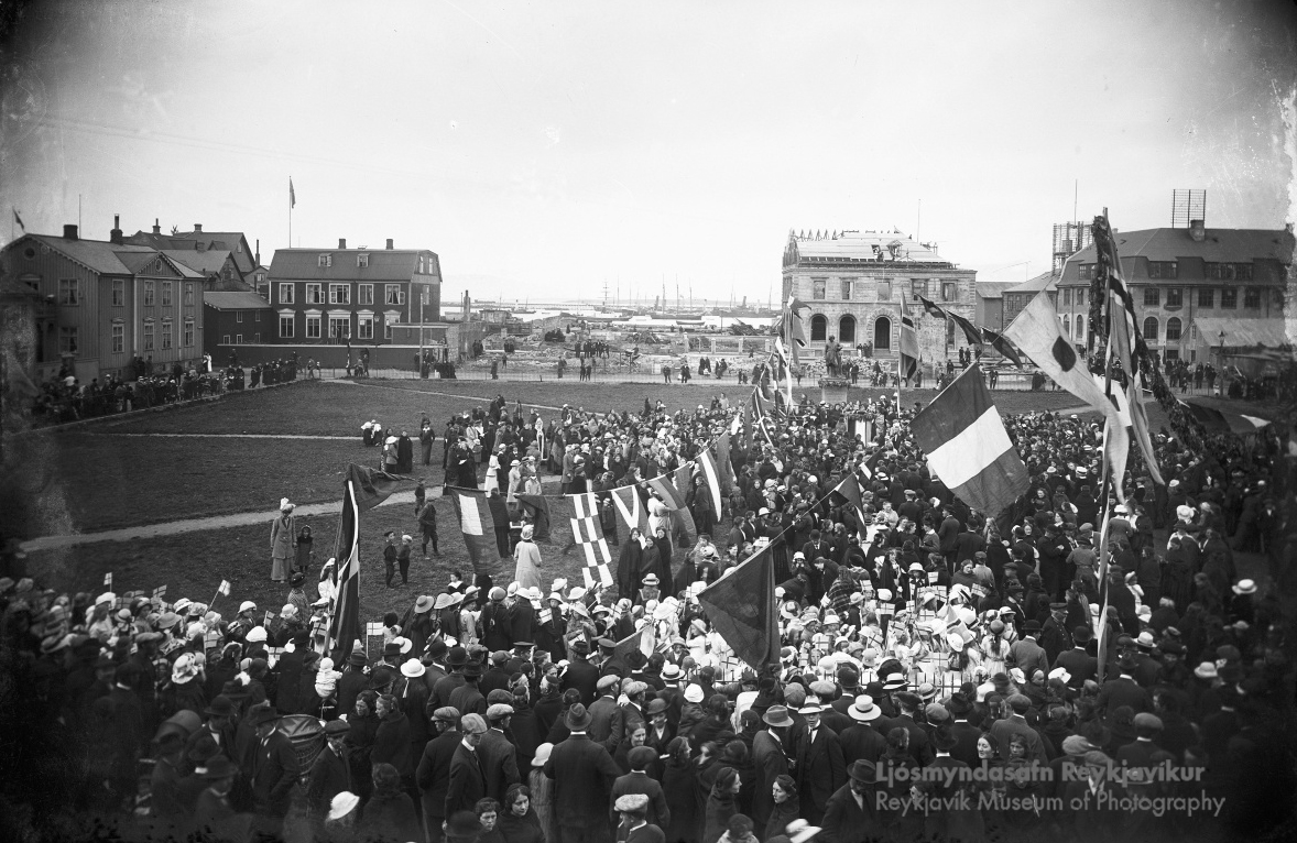 ©Magnús Ólafsson / Ljósmyndasafn Reykjavíkur. Myndin var tekin þann 7. júlí 1915 þegar kosningarétti kvenna var fagnað í Reykjavík